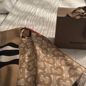 Brand New Burberry Cape Two Sided Half Mega
